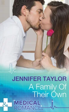 Jennifer Taylor A Family Of Their Own обложка книги