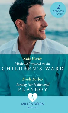 Kate Hardy Mistletoe Proposal On The Children's Ward / Taming Her Hollywood Playboy обложка книги