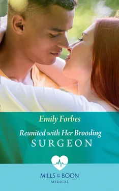 Emily Forbes Reunited With Her Brooding Surgeon обложка книги