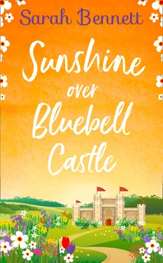 Sarah Bennett Sunshine Over Bluebell Castle обложка книги