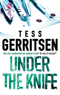 Tess Geritsen Under The Knife обложка книги