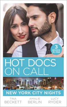 Tina Beckett Hot Docs On Call: New York City Nights обложка книги