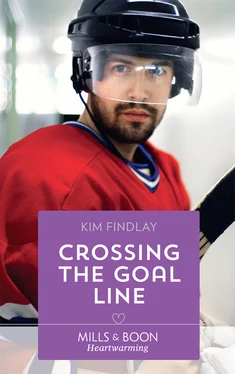 Kim Findlay Crossing The Goal Line обложка книги