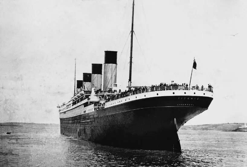 At anchor off Queenstown many of the passengers visible on the stern were - фото 17