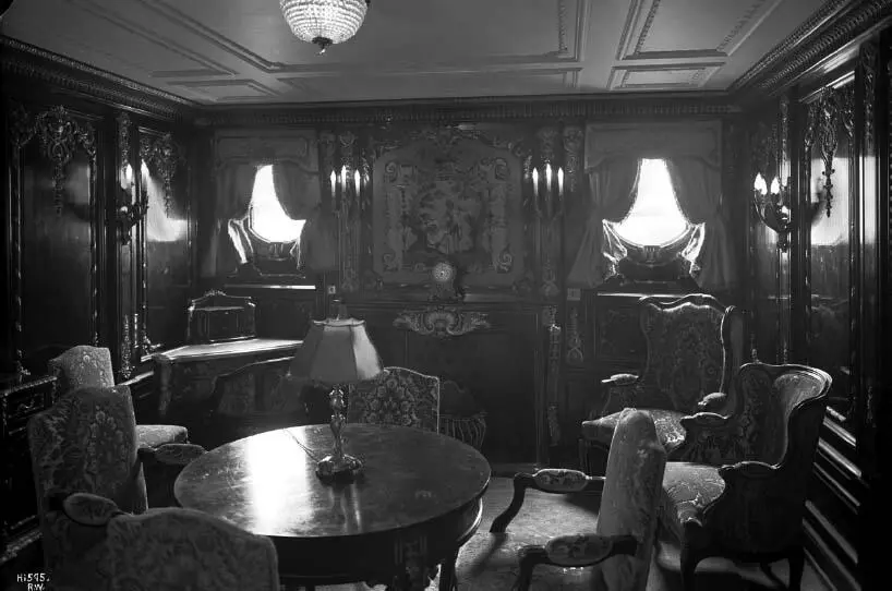 The parlour in the Strauses suite was identical on the Titanic and the Olympic - фото 13