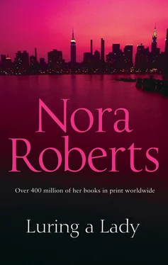Nora Roberts Luring A Lady обложка книги