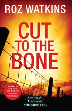Roz Watkins Cut to the Bone обложка книги
