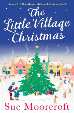 Sue Moorcroft The Little Village Christmas обложка книги