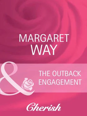 Margaret Way The Outback Engagement обложка книги