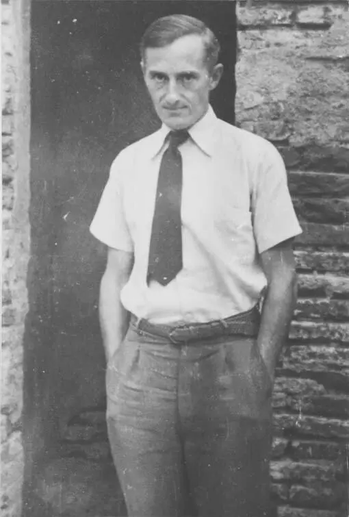 Patrick photographed by Mary Burkett in 1953 Books so repaired reposing - фото 10