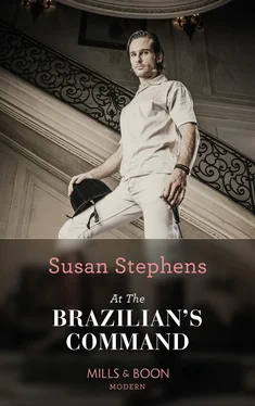 Susan Stephens At the Brazilian's Command обложка книги
