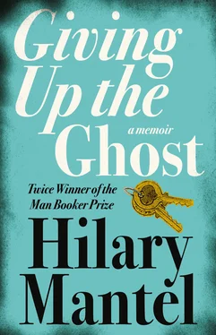 Hilary Mantel Giving up the Ghost обложка книги