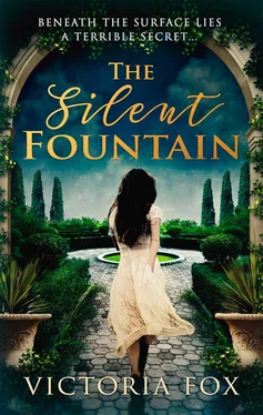 Victoria Fox The Silent Fountain обложка книги