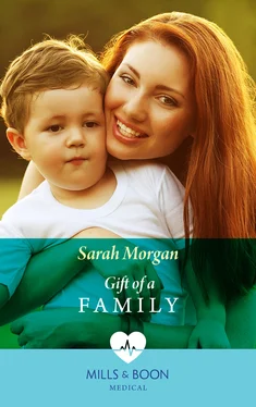 Sarah Morgan Gift of a Family обложка книги