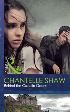 Chantelle Shaw Behind the Castello Doors обложка книги