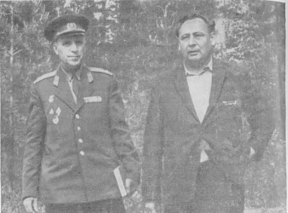 Ю Мельников с А Шуньковым командиром дивизии освобождавшей Михайловское и - фото 20