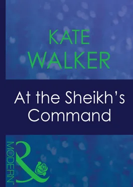 Kate Walker At The Sheikh's Command обложка книги