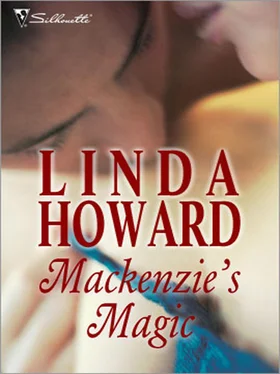 Linda Howard Mackenzie's Magic обложка книги