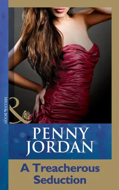 Penny Jordan A Treacherous Seduction обложка книги