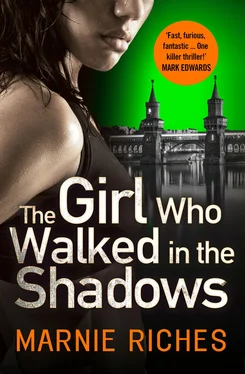 Marnie Riches The Girl Who Walked in the Shadows обложка книги