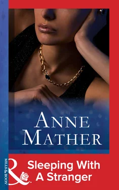 Anne Mather Sleeping With A Stranger обложка книги