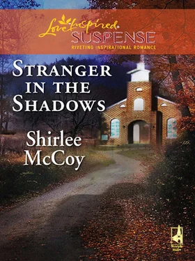 Shirlee McCoy Stranger in the Shadows обложка книги
