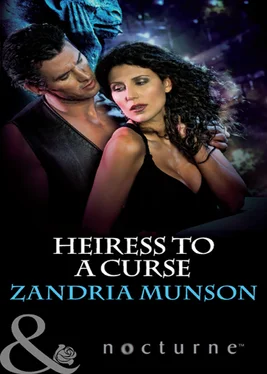 Zandria Munson Heiress to a Curse обложка книги