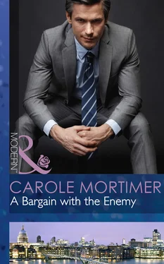 Carole Mortimer A Bargain with the Enemy обложка книги