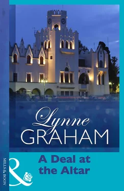 Lynne Graham A Deal at the Altar обложка книги