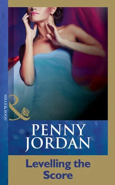 Penny Jordan Levelling The Score обложка книги