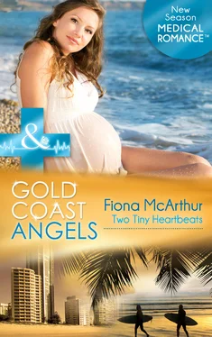 Fiona McArthur Gold Coast Angels: Two Tiny Heartbeats обложка книги