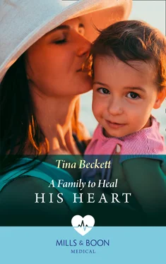 Tina Beckett A Family To Heal His Heart обложка книги