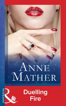 Anne Mather Duelling Fire обложка книги