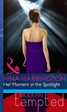 Nina Harrington Her Moment in the Spotlight обложка книги