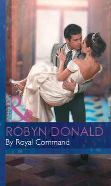 Robyn Donald By Royal Command обложка книги