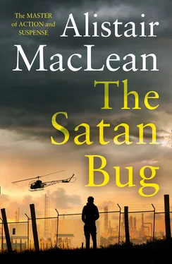 Alistair MacLean The Satan Bug обложка книги