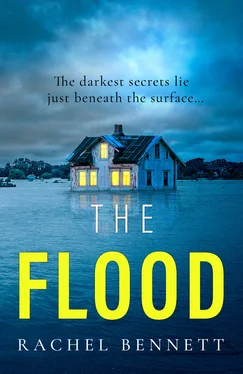 Rachel Bennett The Flood обложка книги