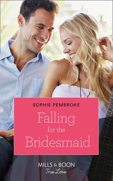 Sophie Pembroke Falling for the Bridesmaid обложка книги