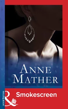 Anne Mather Smokescreen обложка книги