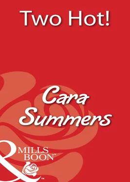 Cara Summers Two Hot! обложка книги