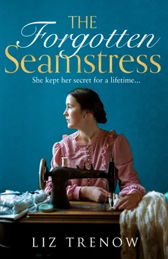 Liz Trenow The Forgotten Seamstress обложка книги
