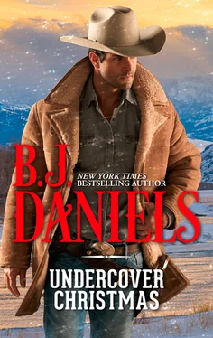 B.J. Daniels Undercover Christmas обложка книги