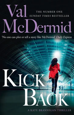 Val McDermid Kick Back обложка книги