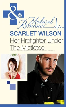 Scarlet Wilson Her Firefighter Under the Mistletoe обложка книги