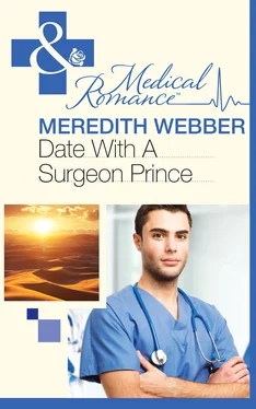 Meredith Webber Date with a Surgeon Prince обложка книги