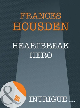 Frances Housden Heartbreak Hero обложка книги