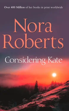 Nora Roberts Considering Kate обложка книги