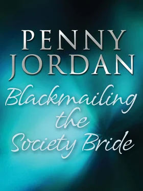 Penny Jordan Blackmailing the Society Bride обложка книги