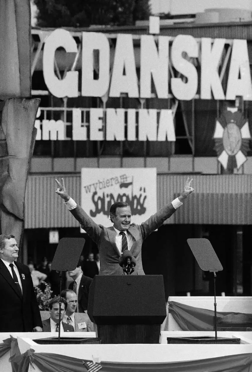 Trumping Lenin in Gdańsk Bush with Wałȩsa His trip to Poland had been brief - фото 18