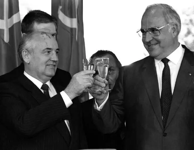 Gorbachev and Kohl A toast to peace and understanding Buoyed up by the - фото 17